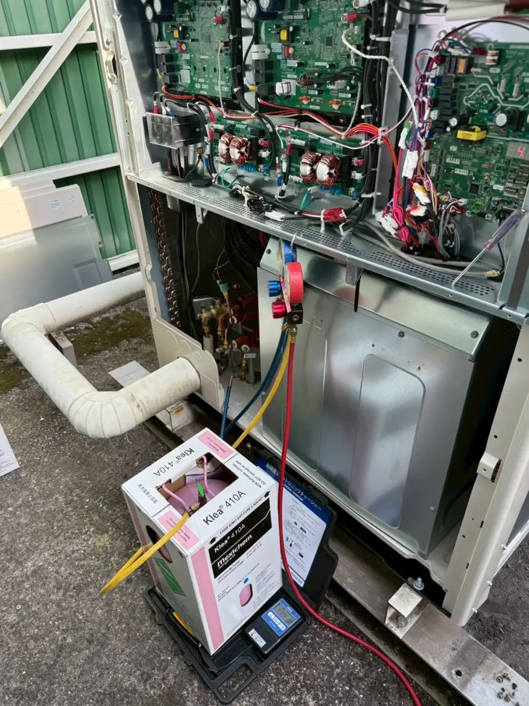 室外機の更新作業（冷媒充填・試運転）